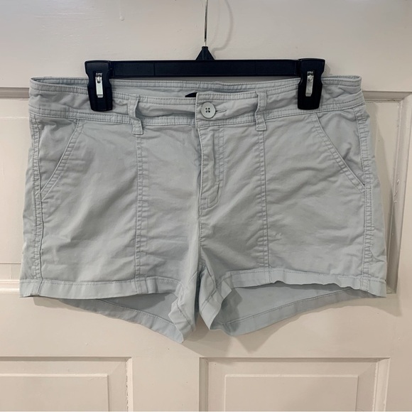GAP Pants - Women’s Gap Mint Color Cargo Style 3‎ Inch Inseam Shorts Size 8
